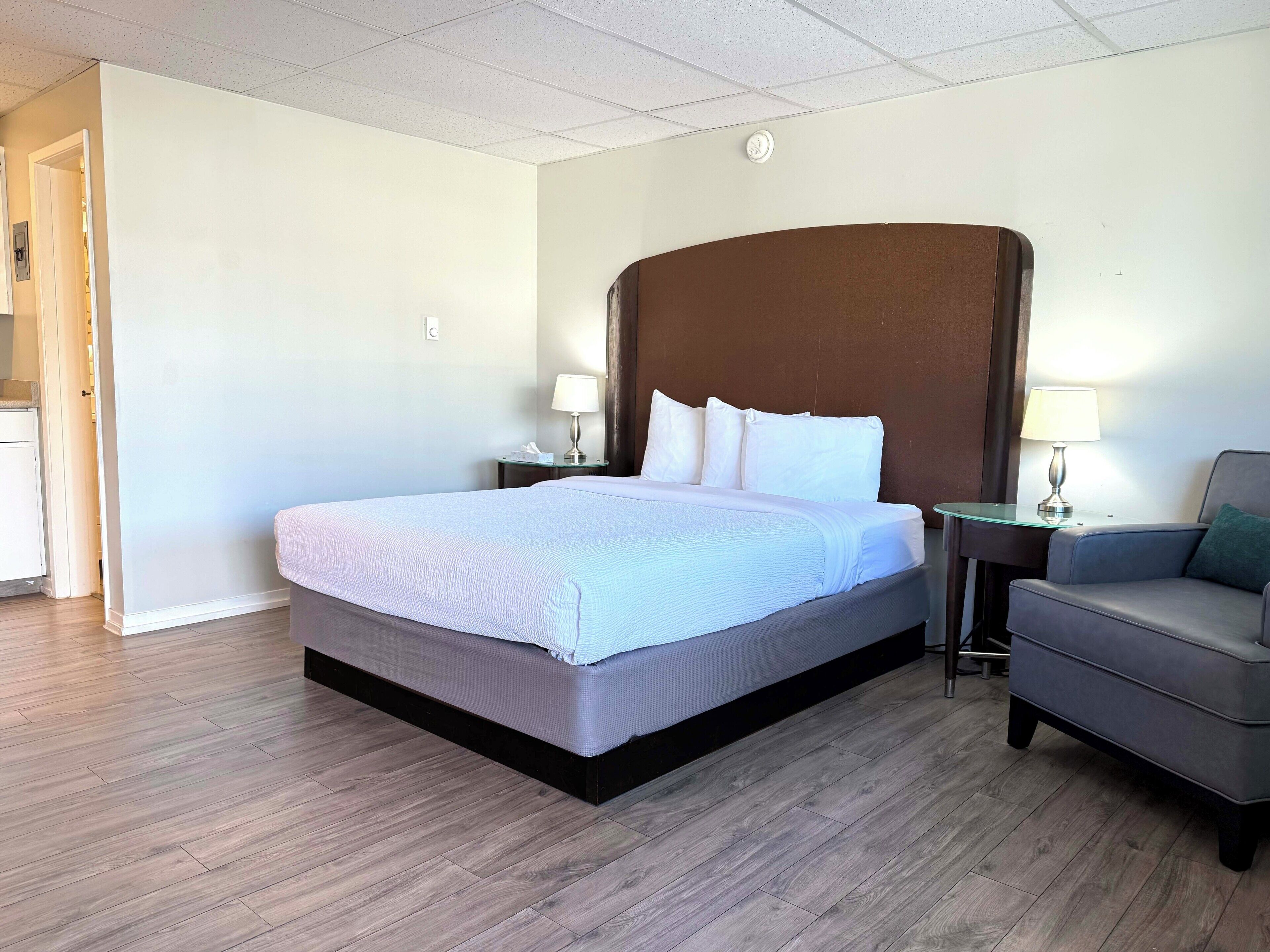 Room, 1 Queen Bed, Kitchenette | 1 bedroom, laptop workspace, free WiFi, bed sheets