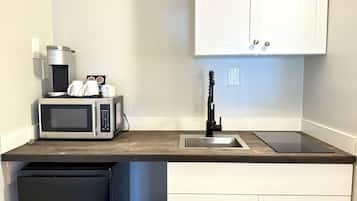 Coffee/tea maker, electric kettle, cookware/dishes/utensils