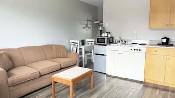 One-Bedroom Queen Suite with Kitchenette | Private kitchen | Coffee/tea maker, electric kettle, cookware/dishes/utensils