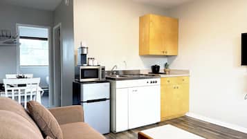 Suíte, 1 cama Queen e sofá-cama, cozinha americana | Cozinha privada | Cafeteira/chaleira, chaleira elétrica