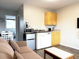 One-Bedroom Queen Suite with Kitchenette | Private kitchen | Coffee/tea maker, electric kettle, cookware/dishes/utensils