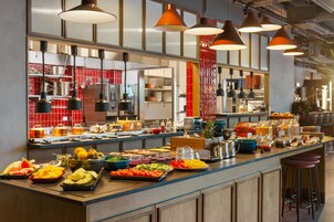 供应午餐和晚餐，意大利菜