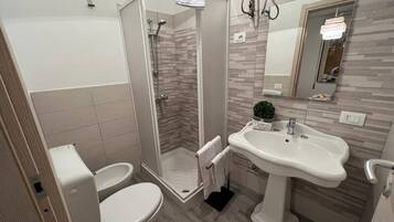 Dusche, Bidet, Handtücher, Toilettenpapier