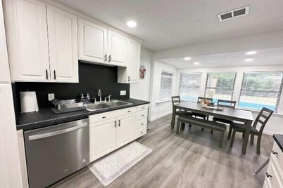 Spacious 5B Home with Private Pool & Grill near Fort Worth, AT&T Stadium