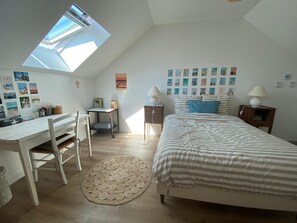 5 bedrooms, desk, iron/ironing board, travel cot
