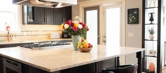 Luxury Lakefront house for all occasions, 90 mins drive to Banff, Pet friendly.