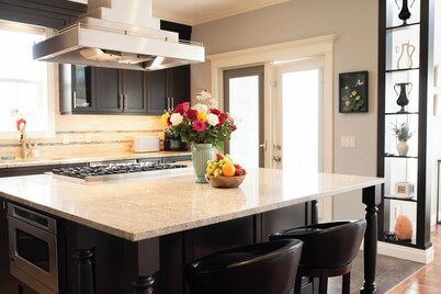 Luxury Lakefront house for all occasions, 90 mins drive to Banff, Pet friendly.