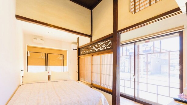 A traditional Japanese-style bedroom with tatami flooring, a futon bed, sliding shoji doors, and a view of the outside. - [Rent the whole traditional house] Fukuoka "Goen"  up to 10 people!! (うきは市)