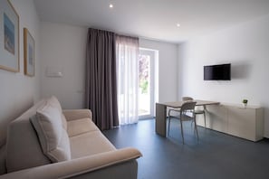 Suite | Living area | Flat-screen TV - Nautika Suites  (Alghero)