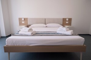 Hypo-allergenic bedding, minibar, in-room safe, individually furnished - Nautika Suites  (Alghero)