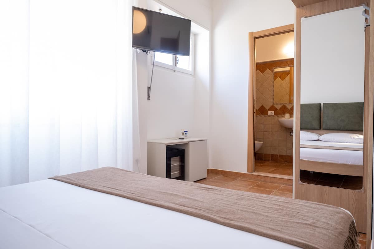 Habitación doble superior, 1 cama doble | 1 dormitorio, ropa de cama hipoalergénica, minibar y caja fuerte