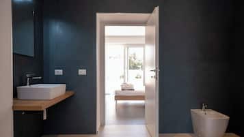 Douche, douche à « effet pluie », articles de toilette gratuits