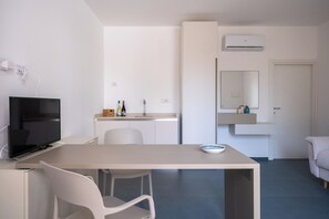 Suite | Living area | Flat-screen TV - Nautika Suites (Alghero)