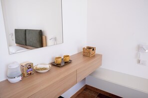 Hypo-allergenic bedding, minibar, in-room safe, individually furnished - Nautika Suites (Alghero)
