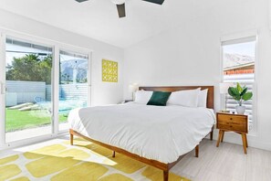 3 habitaciones, escritorio y tabla de planchar con plancha 