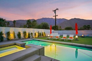 A heated pool - Vista Palm: HUGE Backyard, Mtn Views, EV Charger (Palm Springs)