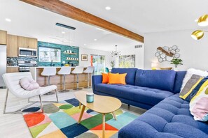 Smart TV - Vista Palm: HUGE Backyard, Mtn Views, EV Charger (Palm Springs)