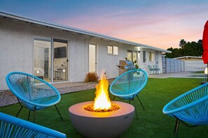 Terrace/patio - Vista Palm: HUGE Backyard, Mtn Views, EV Charger (Palm Springs)