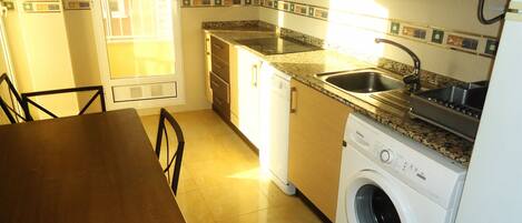 Een koelkast, een magnetron, een oven, een vaatwasser