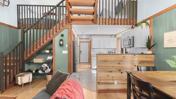 Smart-tv, een open haard, videospelletjes en een dvd-speler