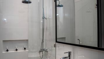 Exclusieve villa | Badkamer | Een douche, een regendouche, een haardroger