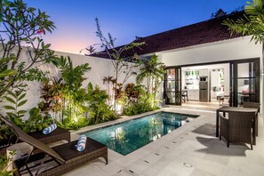 Outdoor pool, sun loungers - Villa Balik Seminyak (Seminyak)