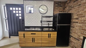 Réfrigérateur, micro-ondes, four, plaque de cuisson