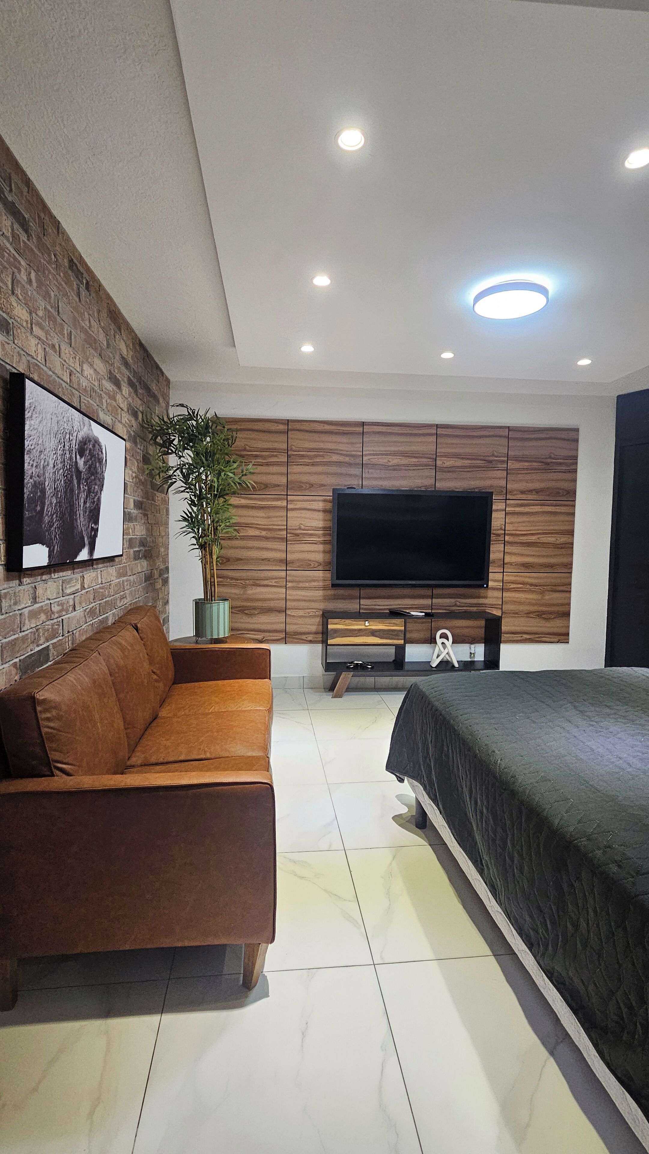 1 dormitori, escriptori, planxa i posts de planxar i wifi 