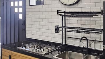 Réfrigérateur, micro-ondes, four, plaque de cuisson