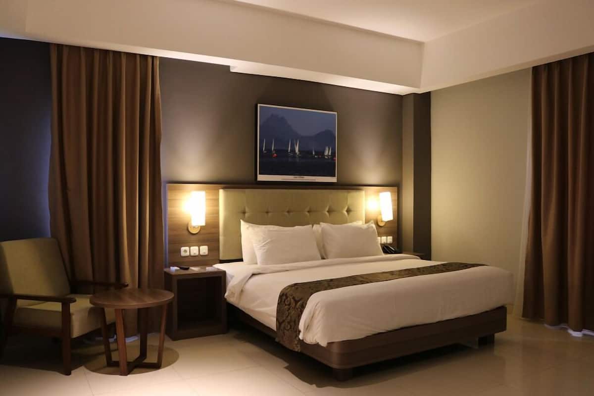 Junior Studio Suite | Minibar, in-room safe, desk, laptop workspace