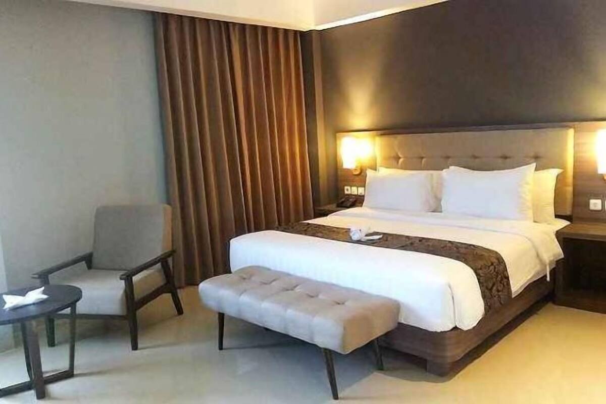 Minibar, in-room safe, desk, laptop workspace