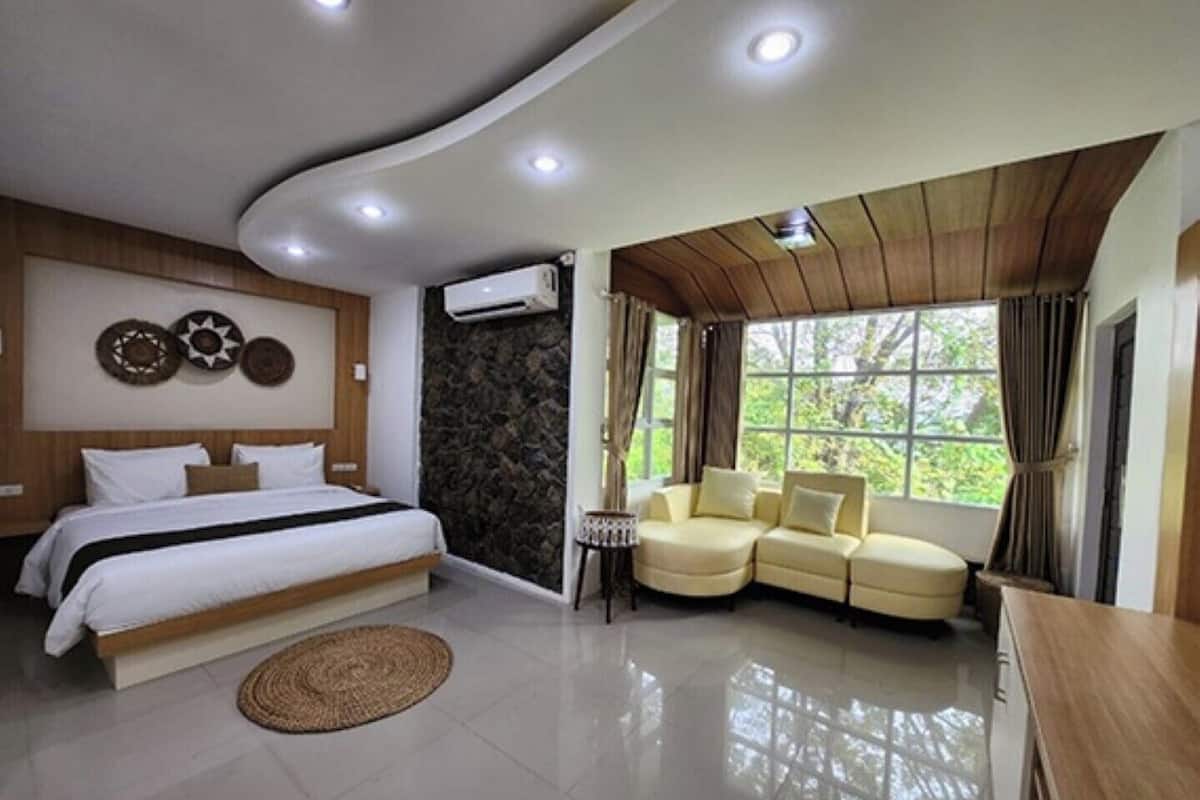 Junior Studio Suite | Minibar, in-room safe, desk, laptop workspace