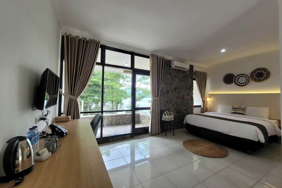 Deluxe Studio Suite | Minibar, in-room safe, desk, laptop workspace