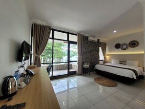 Deluxe Studio Suite | Minibar, in-room safe, desk, laptop workspace