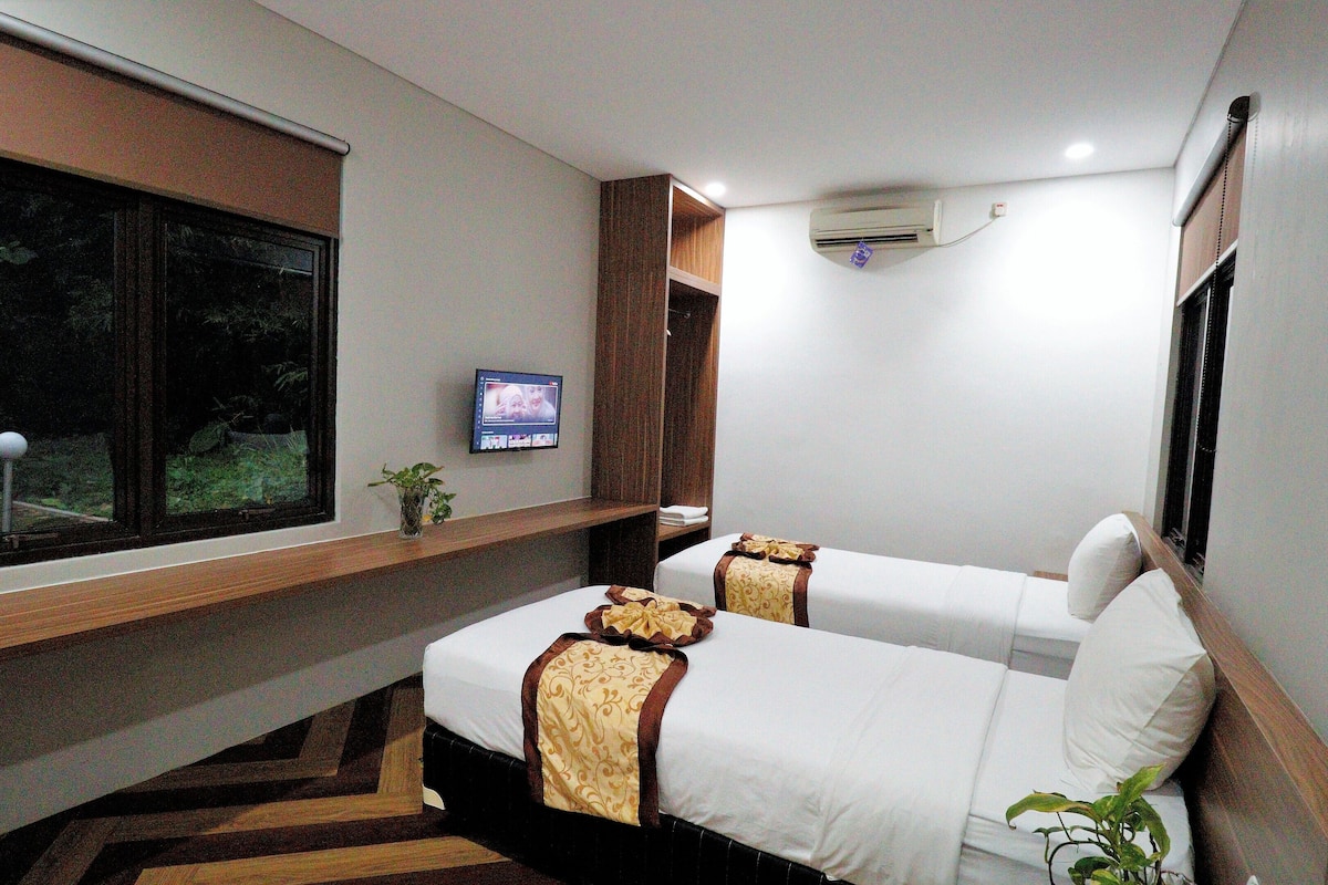 Bungalow | Minibar, in-room safe, desk, laptop workspace