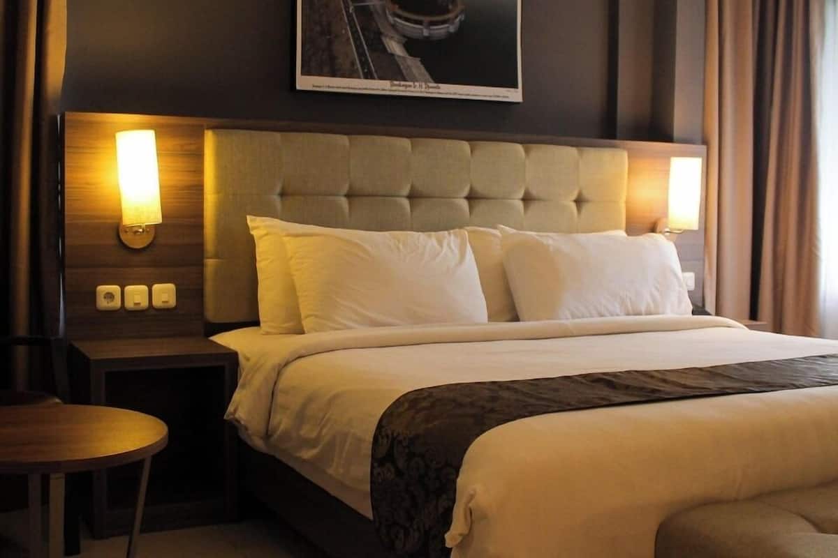 Executive Suite | Minibar, in-room safe, desk, laptop workspace