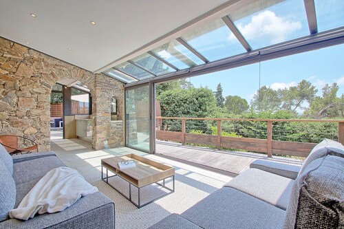 Charming Villa "SAVUTI", sea view & pool, near beaches, 6-10P