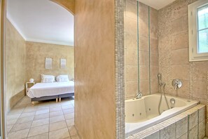 Shower, towels - Charming Villa "SAVUTI", sea view & pool, near beaches, 6-10P (Carqueiranne)