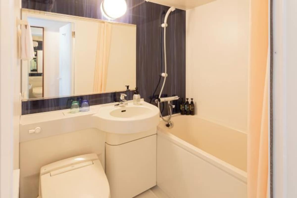 Combined shower/tub, free toiletries, hair dryer, slippers