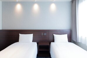 Twin kamer | Een kluis op de kamer, een bureau, verduisterende gordijnen