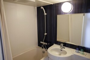 Kombination af bruser/badekar, gratis toiletartikler, hårtørrer