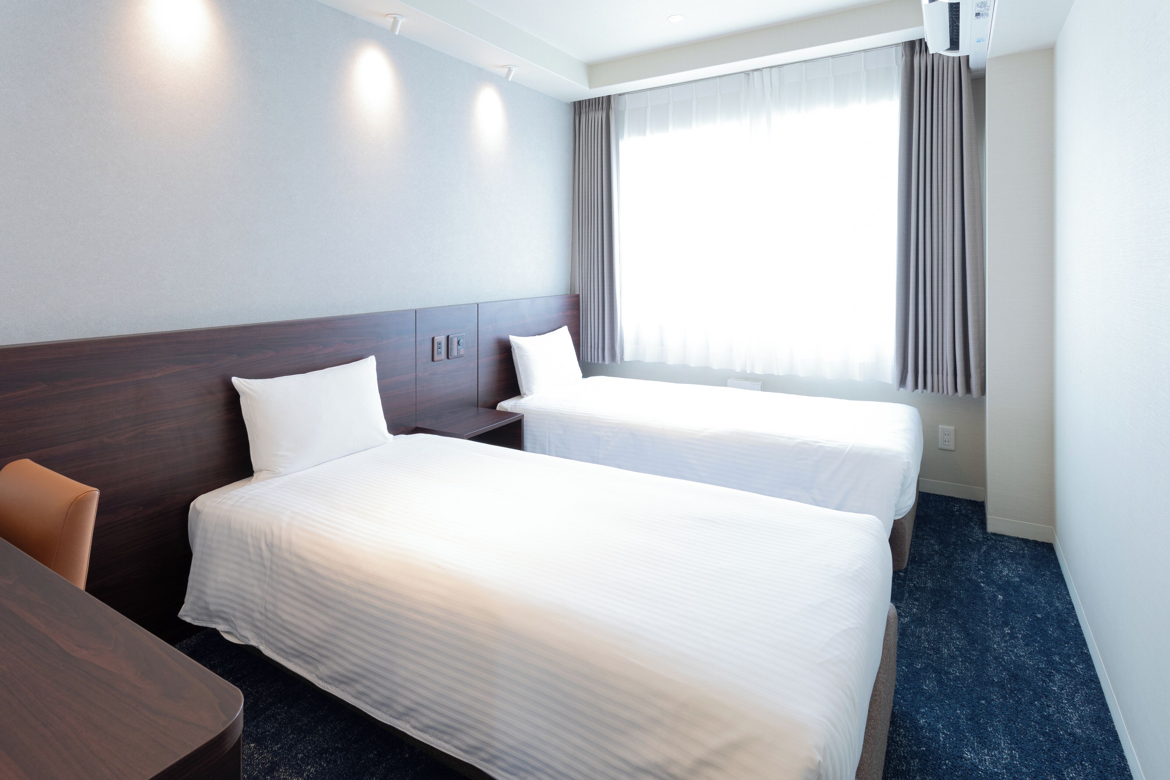 双床房 | 客房内保险箱、办公桌、遮光窗帘、熨斗/熨板