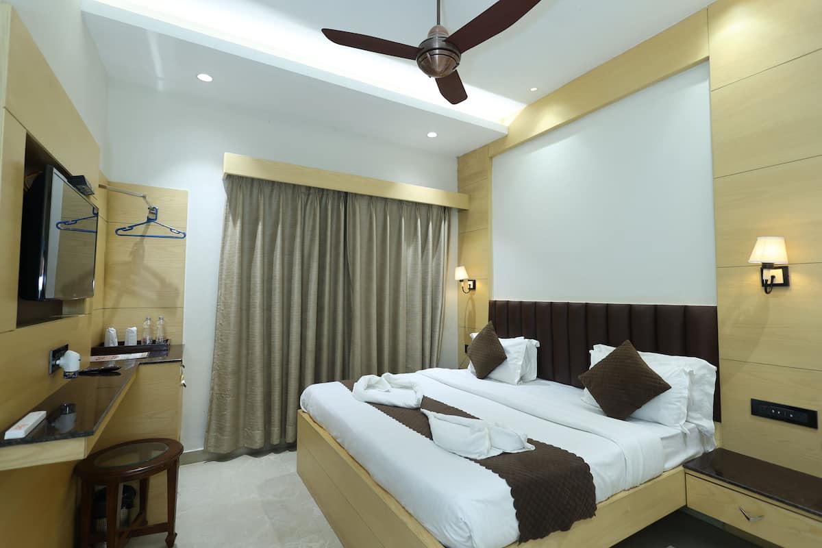 1 bedroom, premium bedding, pillow-top beds, in-room safe