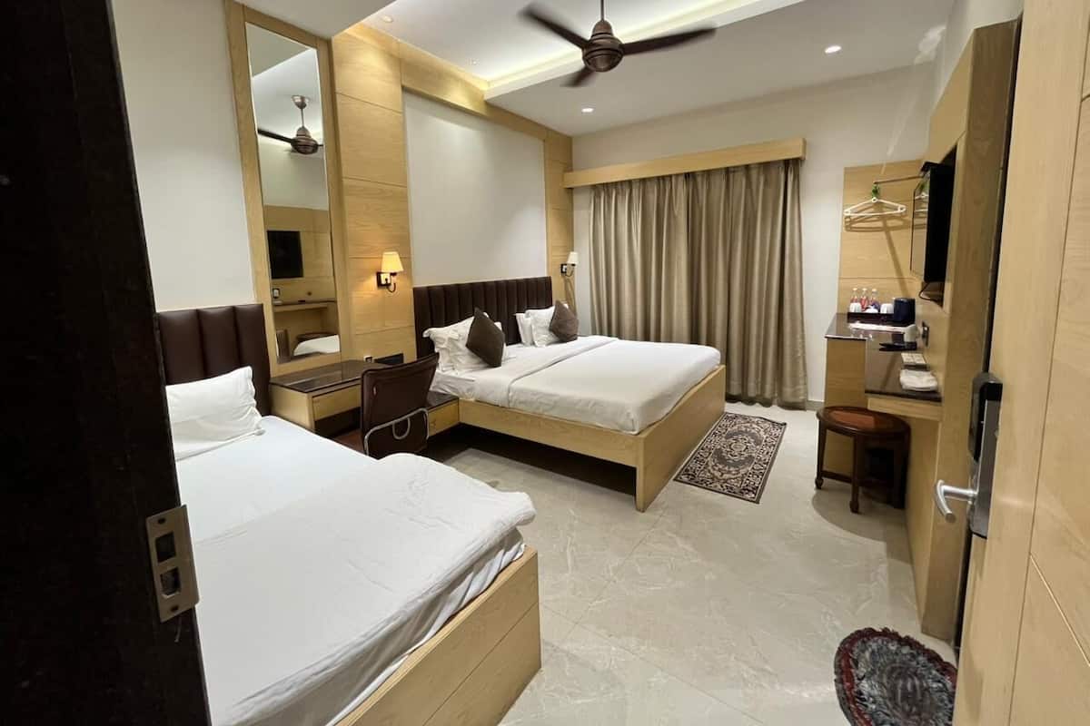 Junior Room | Premium bedding, pillowtop beds, in-room safe, iron/ironing board