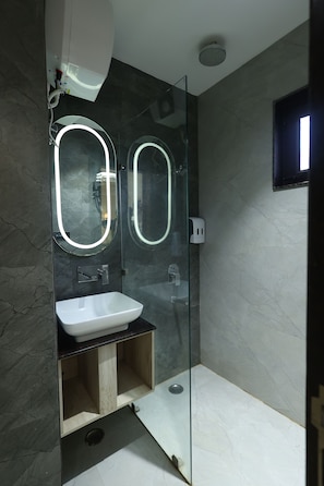 Camera Deluxe | Bagno | Doccia, soffione a pioggia, set di cortesia gratuito, asciugacapelli
