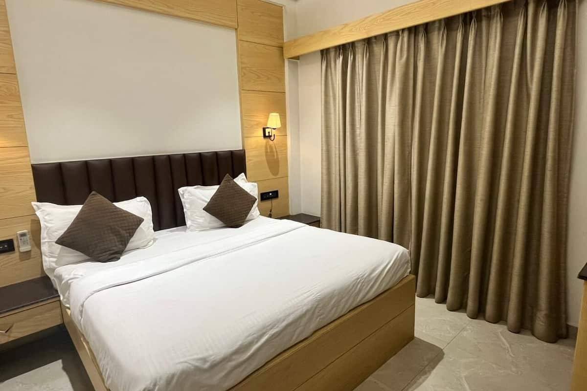Deluxe Room | Premium bedding, pillowtop beds, in-room safe, iron/ironing board