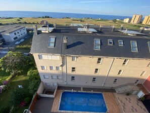A multi-story building with a rooftop pool and a view of the sea. - LUXURY DUPLEX IN FOZ WITH SEA VIEWS (Foz)