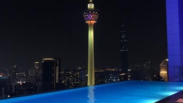 Kolam renang tertutup