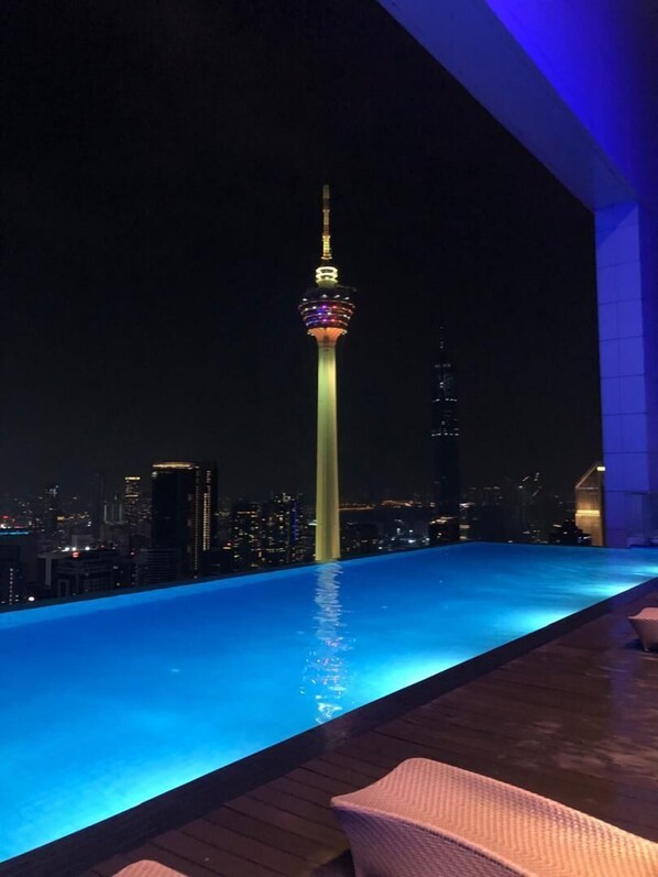 من حمّامات السباحة المغطاة