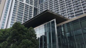 Ein modernes Hochhaus mit einer markanten Glasfassade und einem unverwechselbaren architektonischen Design.